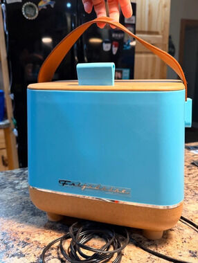 Frigidaire Retro Portable Mini Cooler Warmer Blue 12V AC
